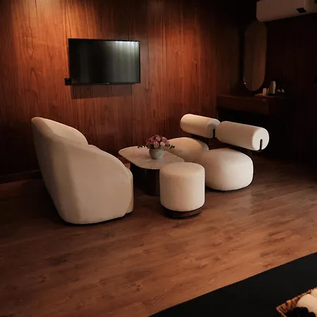 Qzen House Alaçatı Otel *